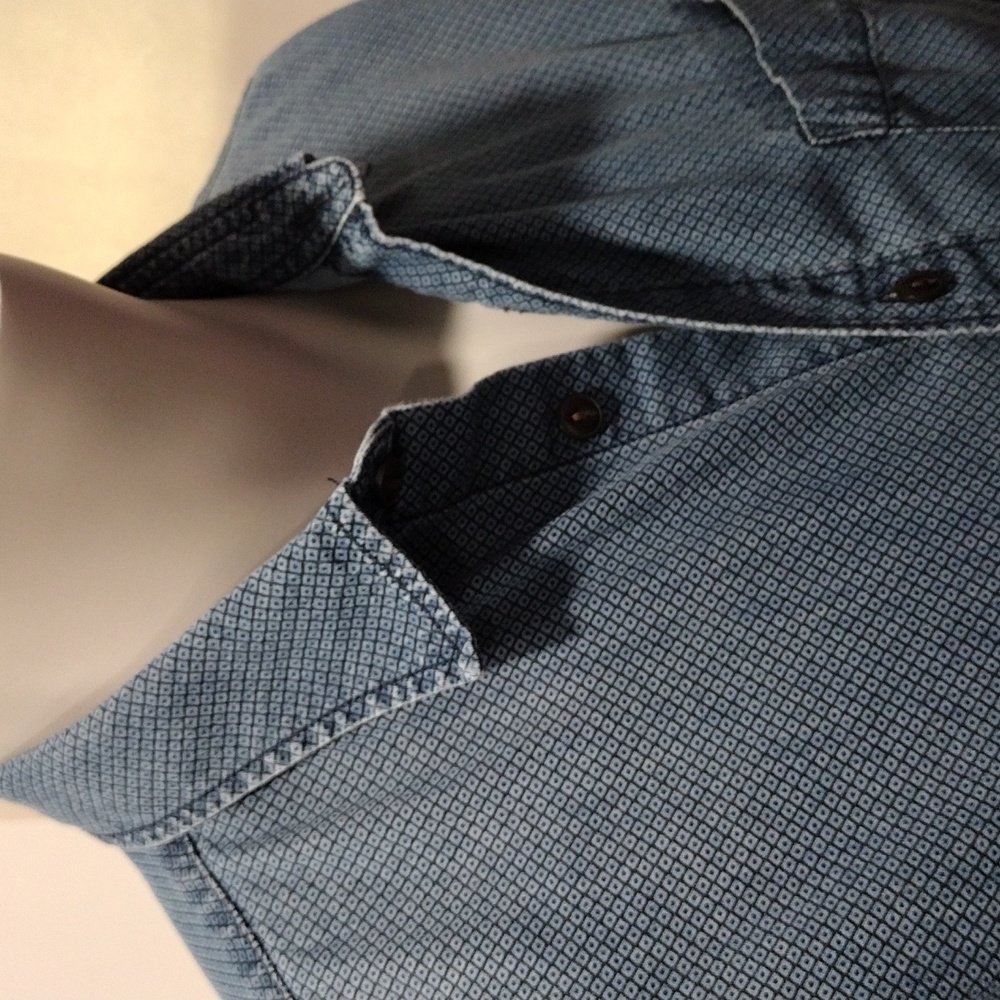 Celio mens blue cotton denim diamond pattern shirt. Medium